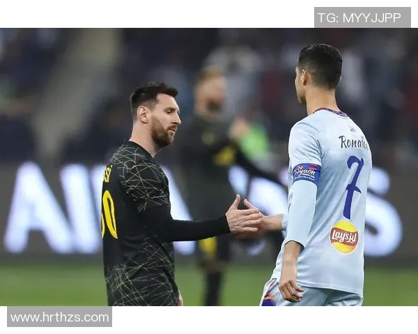 传奇巨星同框合影展现绿茵岁月激情与辉煌瞬间