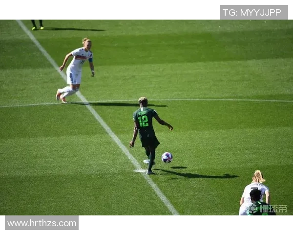 足球巨星歪头自拍引发热议展现球场外不一样的青春风采