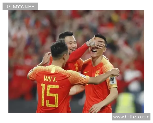 足球巨星亲吻瞬间定格赛场温情彰显体育真挚力量