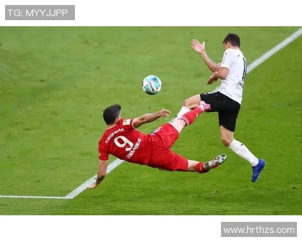 足球球星扭头瞬间定格精彩瞬间展现非凡技艺与眼神的决胜力量